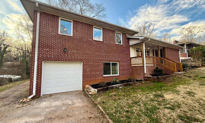 Welcome House | Fully Renovated 5BR/2BA House - Ideal for Families & Business Travelers
