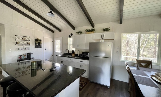 Oak Knoll Village Cabin | Fully renovated cabin w/private forest views & 3.2 miles to downtown Prescott!