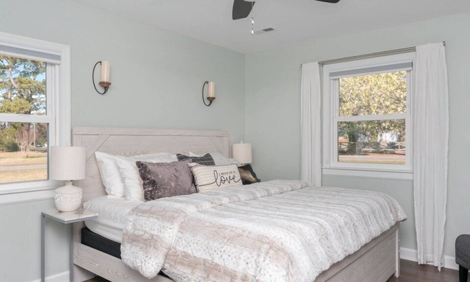 Kings Grant House | Fully renovated, family friendly 4 bedroom home with huge deck!