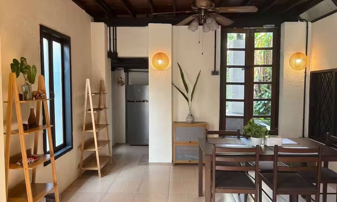 Old City House | Fully Renovated Traditional House in Chiang Mai,2 Bedrooms,AC & WiFi,Backyard