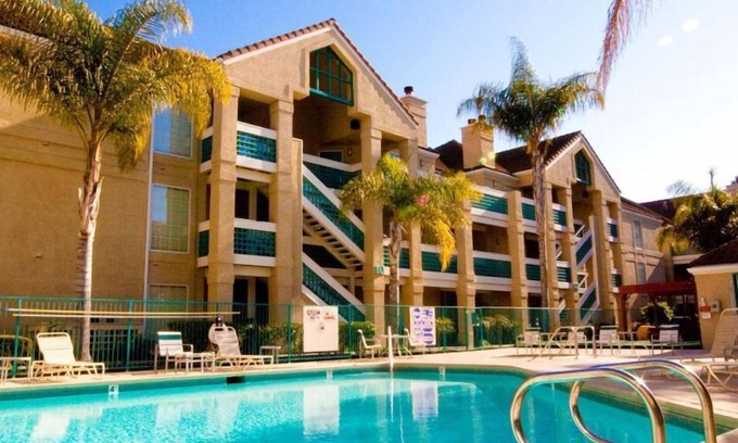 Sunnyvale Resort | Fun Day at LEGOLAND Discovery Center! Spacious 2BR Unit w/FREE Breakfast, Pool!
