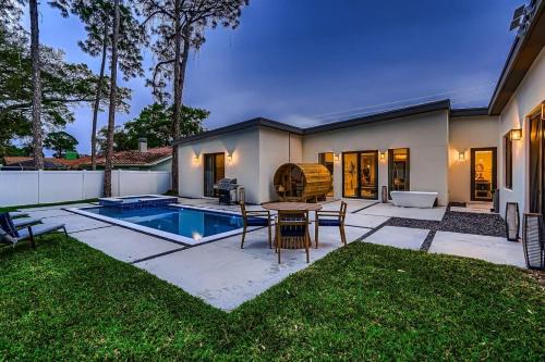 Seminole Villa | Fun & Luxury 5BR Pool Villa with Sauna, Arcade, Plunge and more!