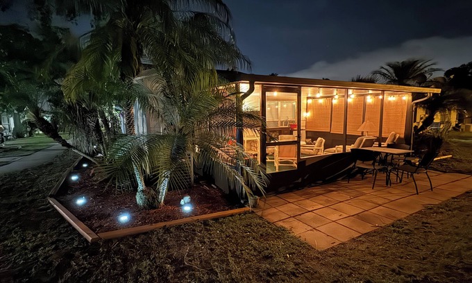 Kissimmee Condo | Fun Open-Concept 2 Bedroom/2 Bathroom Condo w/Screened Porch. 10 Min from Disney