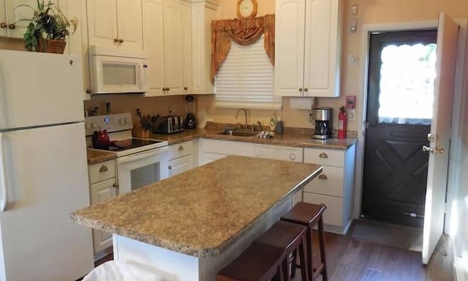 Wisconsin Dells Condo | Fun Stays @ The Dells Club, 3BR/2Ba Condo with Riverview!