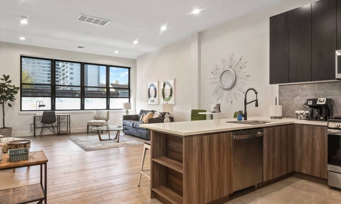 East Orange Hotel | Funky ! 2BR Lux ! Free parking! 30 min to NYC