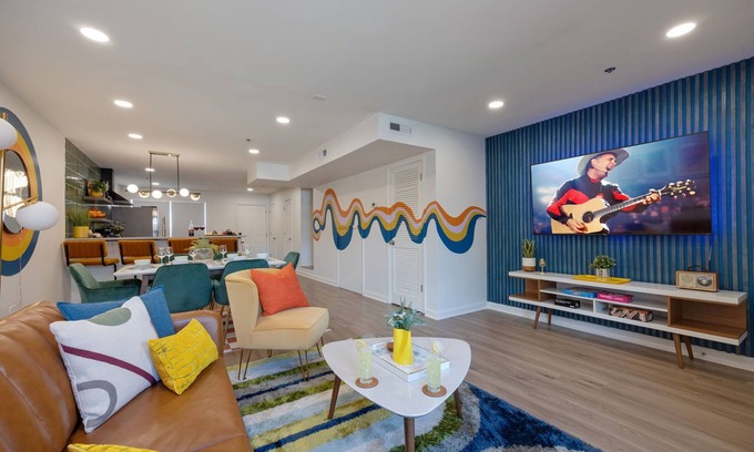 Sobro House | Funky Town - Walk to Broadway