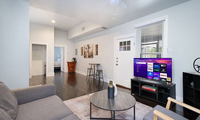 Southtown Condo | Furnished 1BR Riverwalk Loft Remote-Work Ready Fast Wi-Fi W/D 30+ Nights