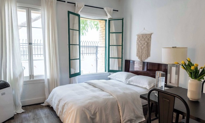 Hollywood Apartment | Furnished Bachelor in Hollywood