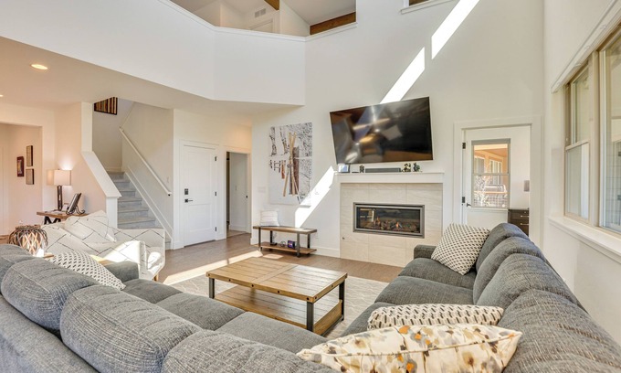 Grand Elk Ranch House | Furnished Deck & Hot Tub: Chic Granby Home!