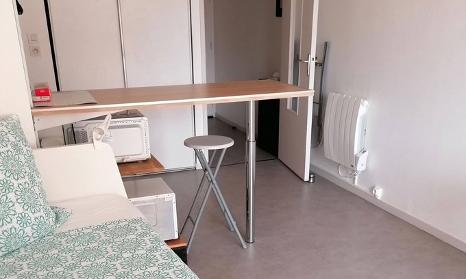 Vallieres Apartment | Furnished studio with balcony, downtown