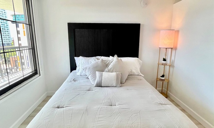 Downtown Baltimore Apartment | Furnished Studio – 1,650/Month Indoor Pool 2 Blocks from UMMC