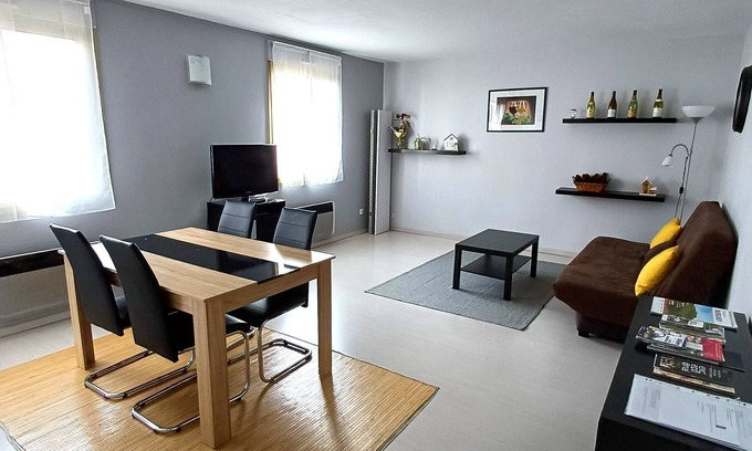 Faubourg-Raines Apartment | Furnished tourist accommodation between station and city of gastronomy and wine