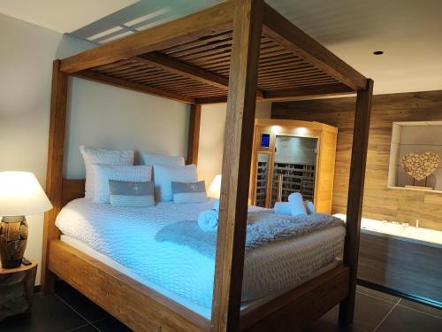 Metabief House | Géraniums Et Neige Fraîche, Maison d'Hôtes avec balnéo massante et sauna privatifs dans certaines suites haut standing