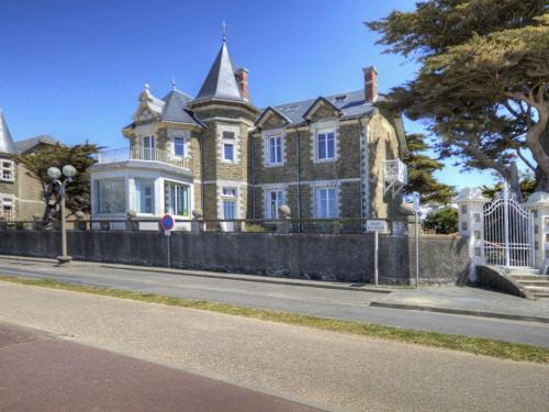 Tharon-Plage House | Gîte à Tharon: 2 chambres, terrasse, parking, proche mer - FR-1-306-1026