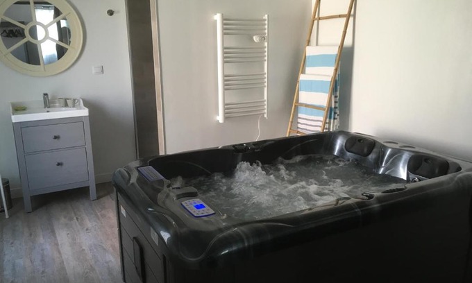 Saint-Julien-en-Born Apartment | Gîte avec jacuzzi privatif à proximité de l'océan