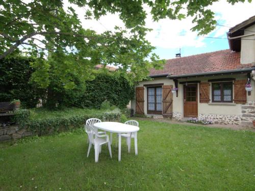Saint-Medard-en-Forez House | Gîte chaleureux avec cheminée, grande terrasse, jeux pour enfants et promenades à dos d'ânes - FR-1-496-283