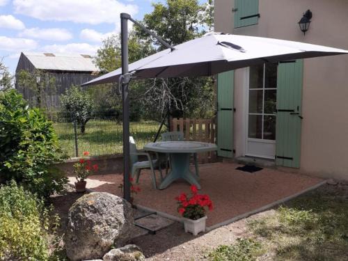 Neuvy House | Gîte chaleureux avec terrasse à Neuvy, animaux admis - FR-1-489-10
