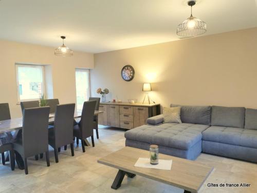 Thiel-sur-Acolin House | Gîte champêtre avec terrasse et jardin à Thiel-sur-Acolin - FR-1-489-339