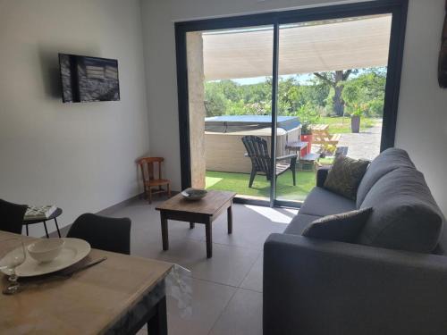 Couzon House | Gîte de Charme avec Spa, Randonnées à Proximité - FR-1-489-476