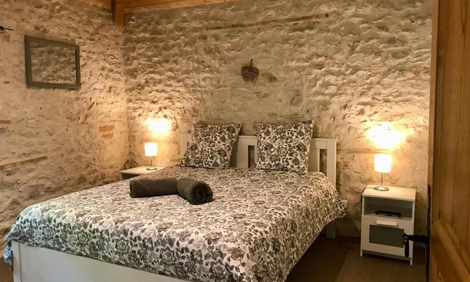 Montpezat-de-Quercy House | gîte de charme avec piscine