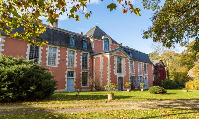 Cosne-Cours-sur-Loire House | Gîte du Château Montchevreau