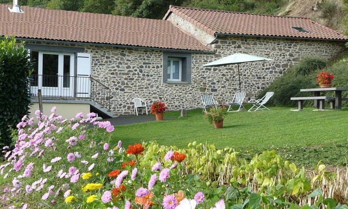 Massiac Cottage | Gîte La Grange - Pool and nature.