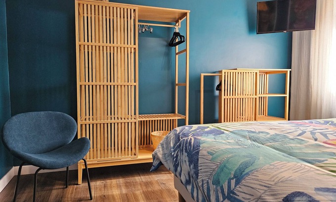 Sablons House | Gîte le loft bleu sleeps 12