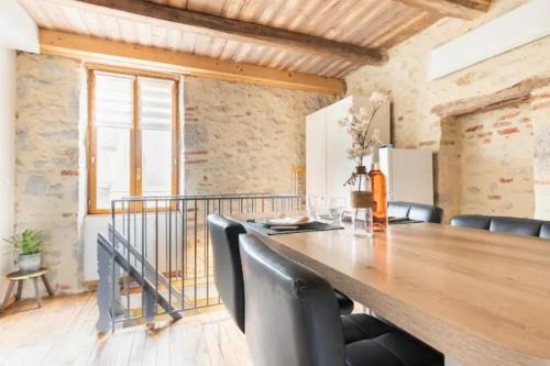 Luzech House | Gîte Tour du Rocher