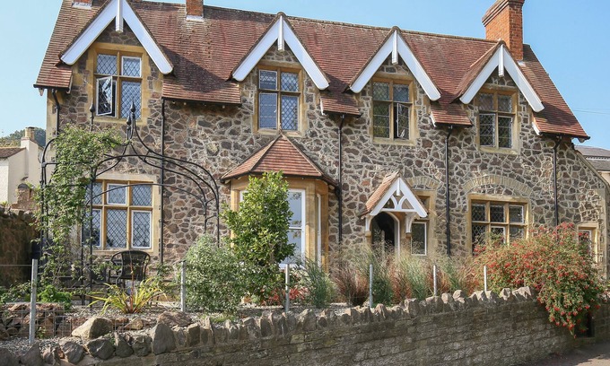 Malvern House | GABLE LODGE, family friendly, luxury holiday cottage in Malvern