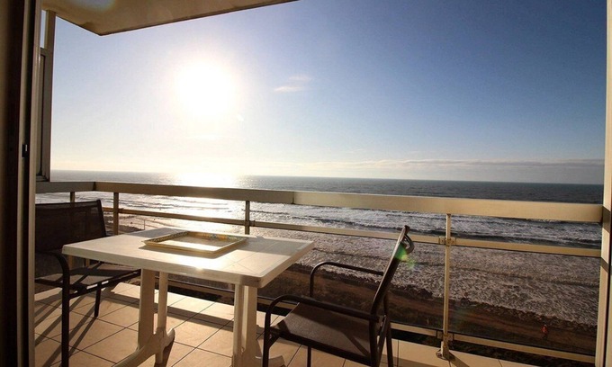 Hardelot-Plage Apartment | GALION E5 : Studio with large cabin, balcony, facing the sea, pedestrian seafront, sleeps 4