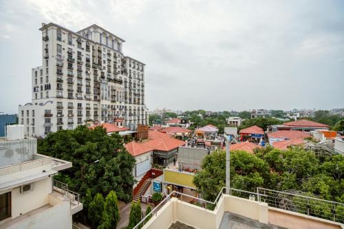 Gurugram Hotel | Galleria Inn -Galleria Market & Golf Course