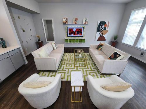 Uptown Apartment | Galleria Premium 3 Story Home Sleeps 8