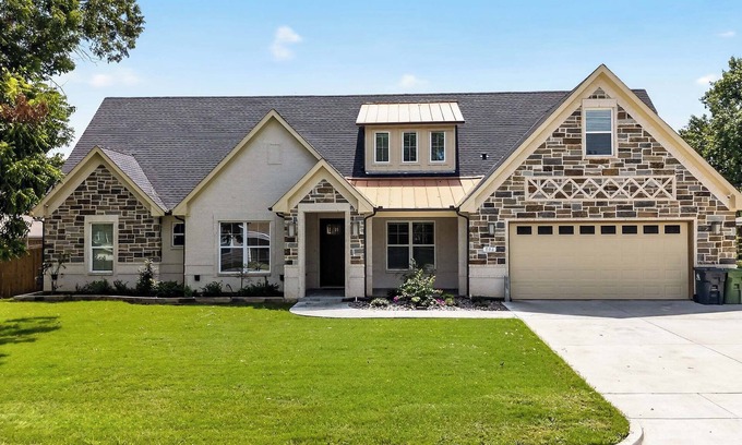 Central Arlington House | Game Day Getaway