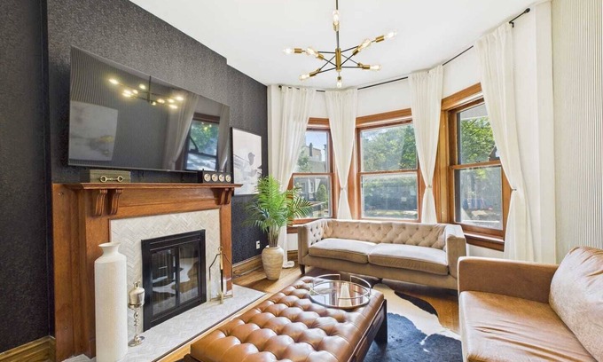 Lakeview Apartment | Game Day Stay Steps to Wrigley + Garage