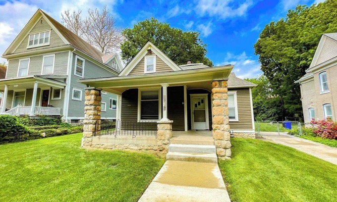 Southmoreland House | GAME House - W/Fenced Yard.