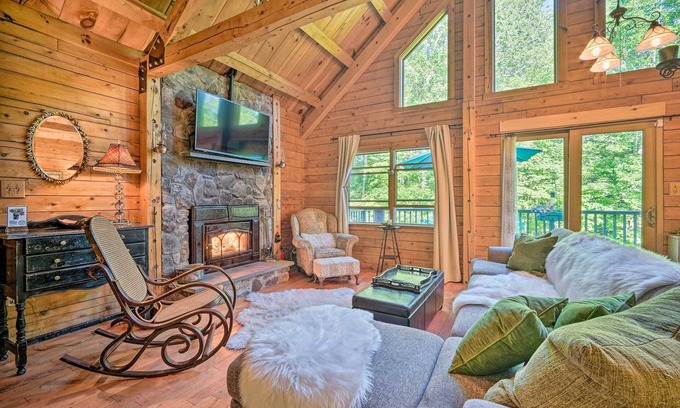 West Dover Cabin | Game Room & Hot Tub: Pet-Friendly Mount Snow Gem
