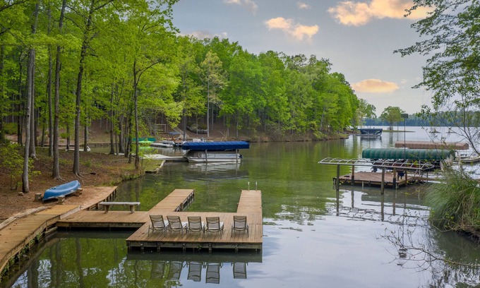 Lake Oconee House | GAME ROOM, QUIET COVE & DOCK! LAKEFRONT! SLEEPS 16