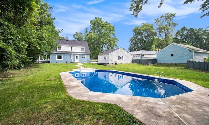 Saint Marys  Saint Joseph County House | *GameRoom*Pool*2663ft²*King Bed*65" TV*1000Mbps