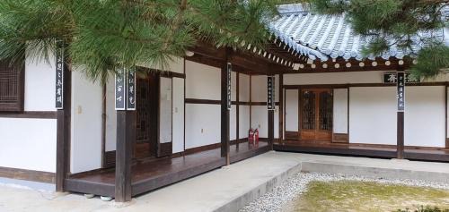 Gangneung House | Gangneung Wangsangoal Hanok Pension