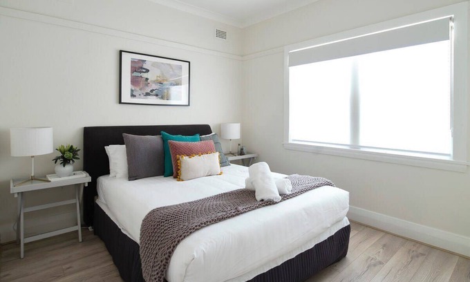 North Sydney Apartment | Garden 2 Bed Apt and Walk to Harbour | Parking