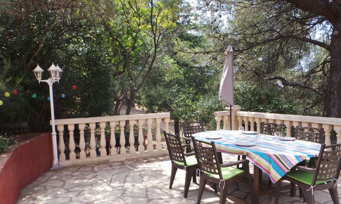 Le Revest-les-Eaux Villa | Garden apartment in the countryside with swimming pool