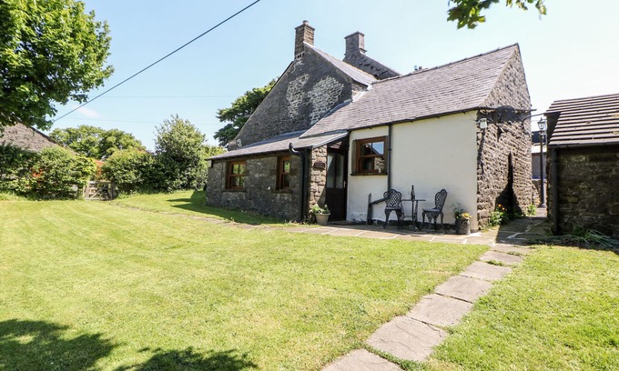 Sparrowpit Cottage | GARDEN COTTAGE, character holiday cottage in Sparrowpit