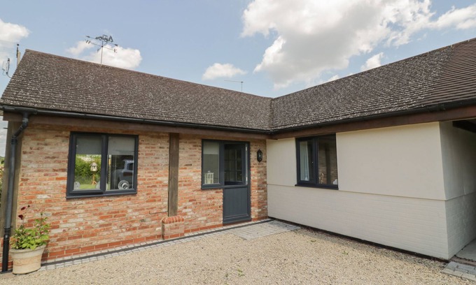 Ripple Cottage | GARDEN COTTAGE, romantic, with a garden in Upton Upon Severn
