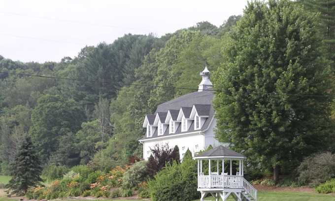 Fleetwood House | "Garden Gate Barn Loft" - Luxurious Couple's Getaway on the New River