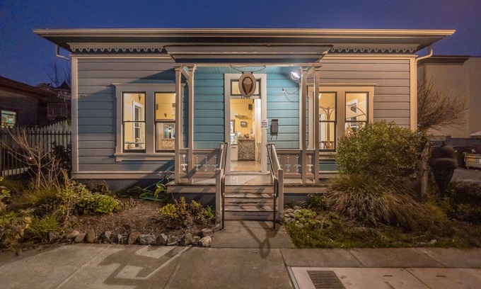 Arcata House | 🌿🌼Garden Getaway: Beautiful spacious home surrounded with gorgeous gardens!🏡