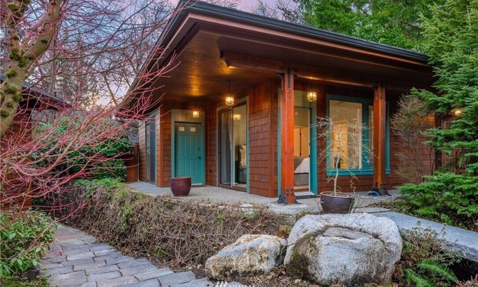 Bellingham House | Garden Guesthouse at Lakefront Manor