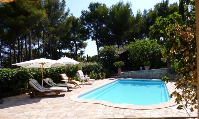 Carqueiranne Apartment | Garden-level studio with pool facing the Giens peninsula, close to beaches