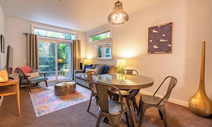 Belltown Condo | Garden Oasis in the Heart of Seattle! w/Pool&Prkg