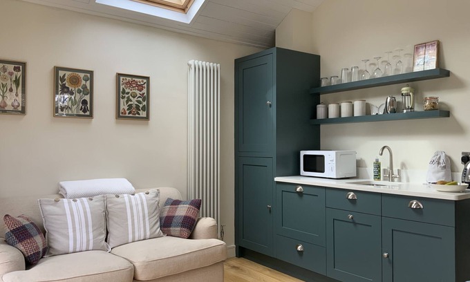 Thames Ditton Apartment | Garden Retreat for two in Thames Ditton Village