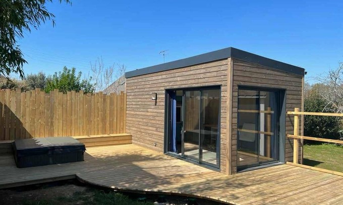 Hennebont Apartment | Garden studio with private Jacuzzi all year round!